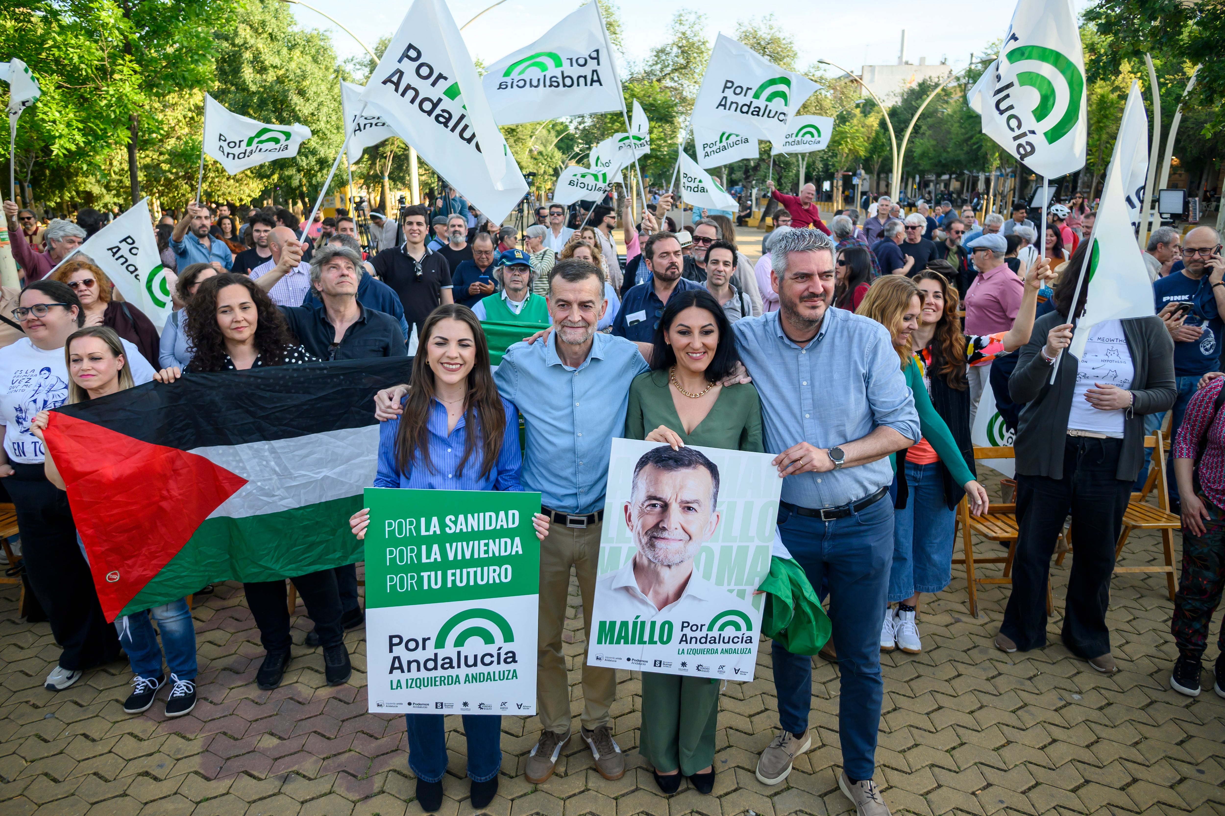 SEVILLA, 30/04/2026.- La candidatura de Por Andalucía abre este jueves la campaña electoral en la Alameda de Hércules, en Sevilla, con un acto público encabezado por el candidato a la Presidencia de la Junta, Antonio Maíllo (2i), acompañado por el número 3, Francisco Martínez (d), la número 2, Alejandra Durán (2d), y la coordinadora provincial de Sevilla, Ana Aranda (i). EFE/ Raúl Caro.