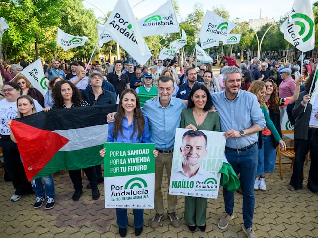 SEVILLA, 30/04/2026.- La candidatura de Por Andalucía abre este jueves la campaña electoral en la Alameda de Hércules, en Sevilla, con un acto público encabezado por el candidato a la Presidencia de la Junta, Antonio Maíllo (2i), acompañado por el número 3, Francisco Martínez (d), la número 2, Alejandra Durán (2d), y la coordinadora provincial de Sevilla, Ana Aranda (i). EFE/ Raúl Caro.