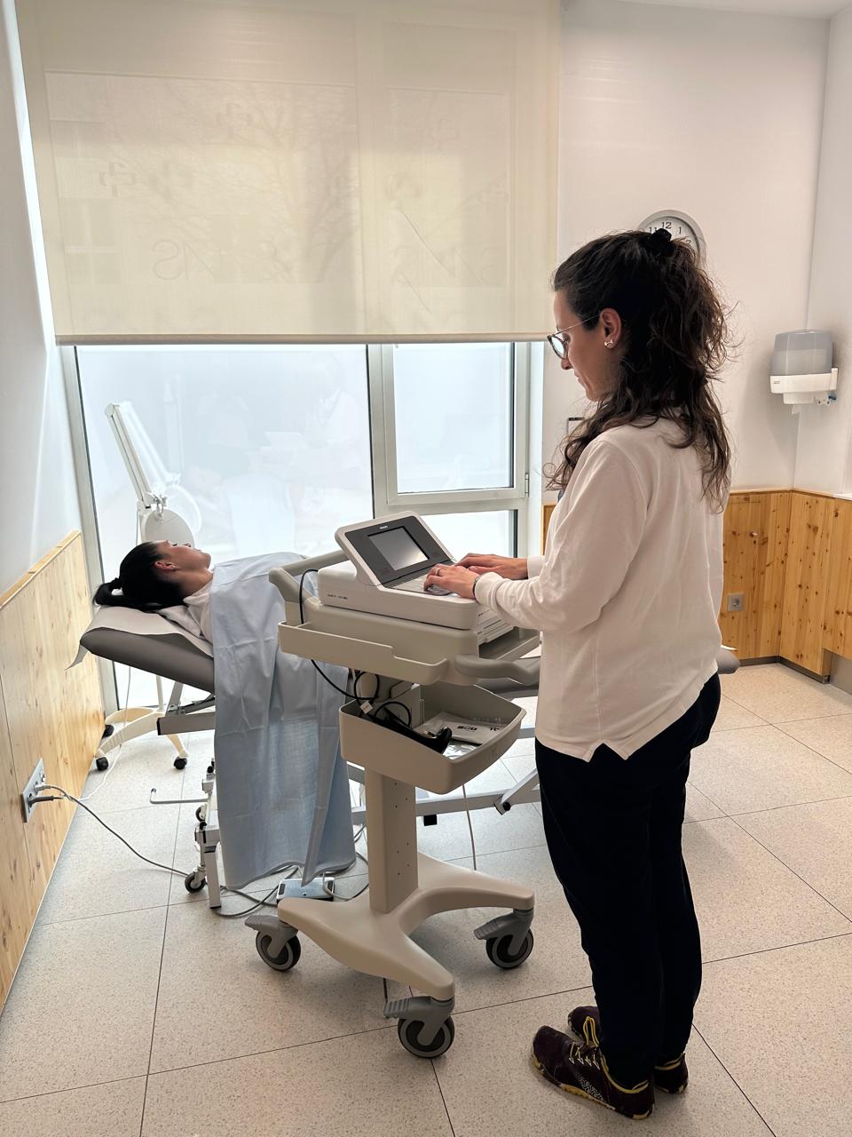 Una infermera efectua un electrocardiograma a una pacient al CAP de Santa Coloma. A partir de dilluns tots els centres d'atenció primària podran fer els preoperatoris