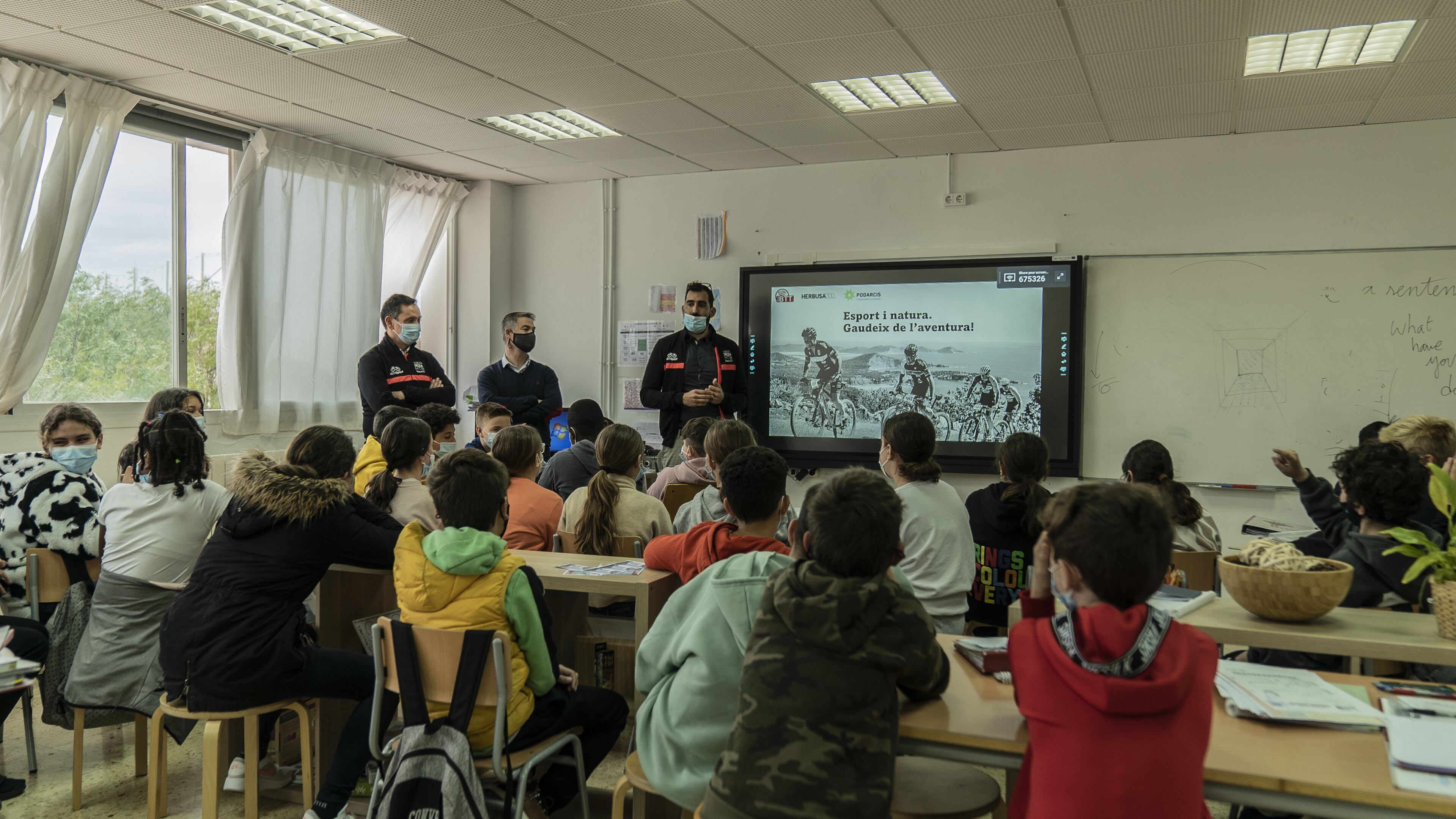 Imagen de la charla ofrecida por los organizadores de la Vuelta