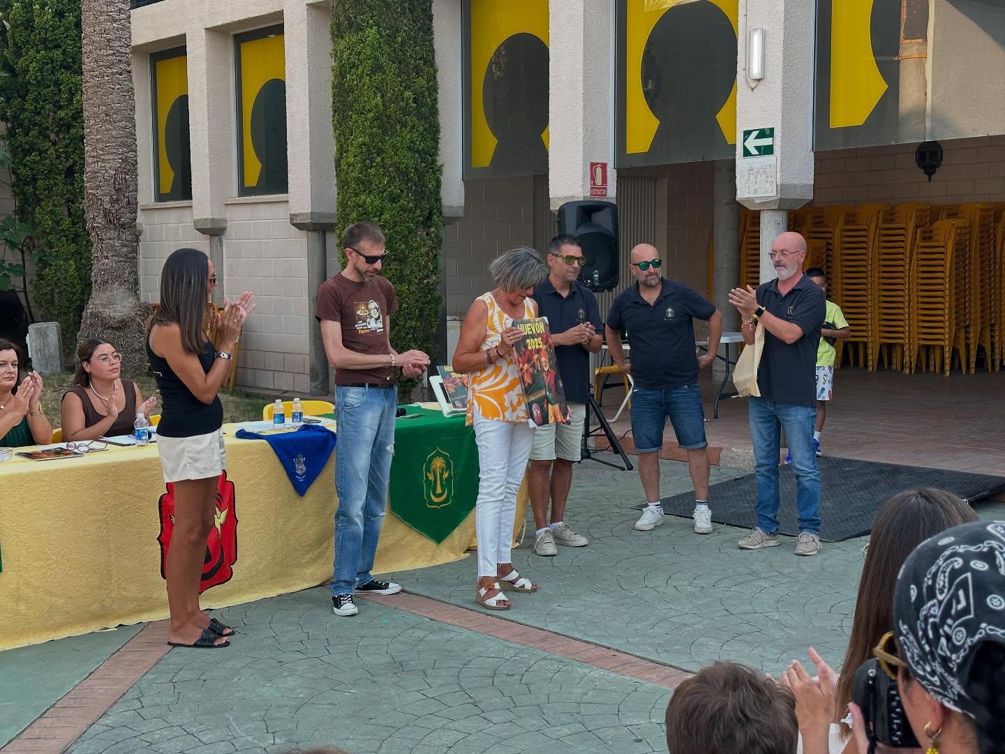 Entrega del recuerdo a la familia