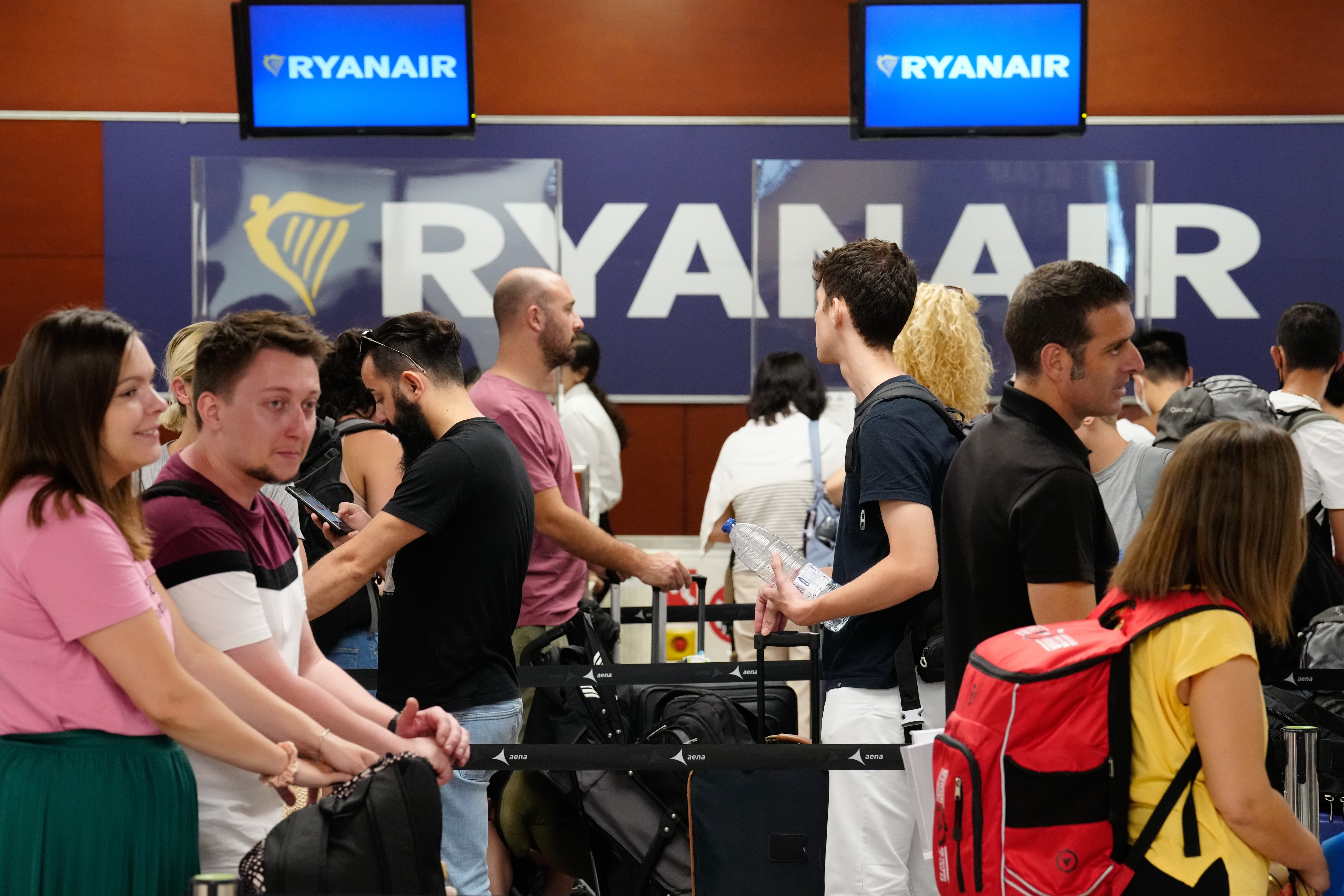 Afectados por una huelga de Ryanair en el aeropuerto de El Prat de Barcelona.