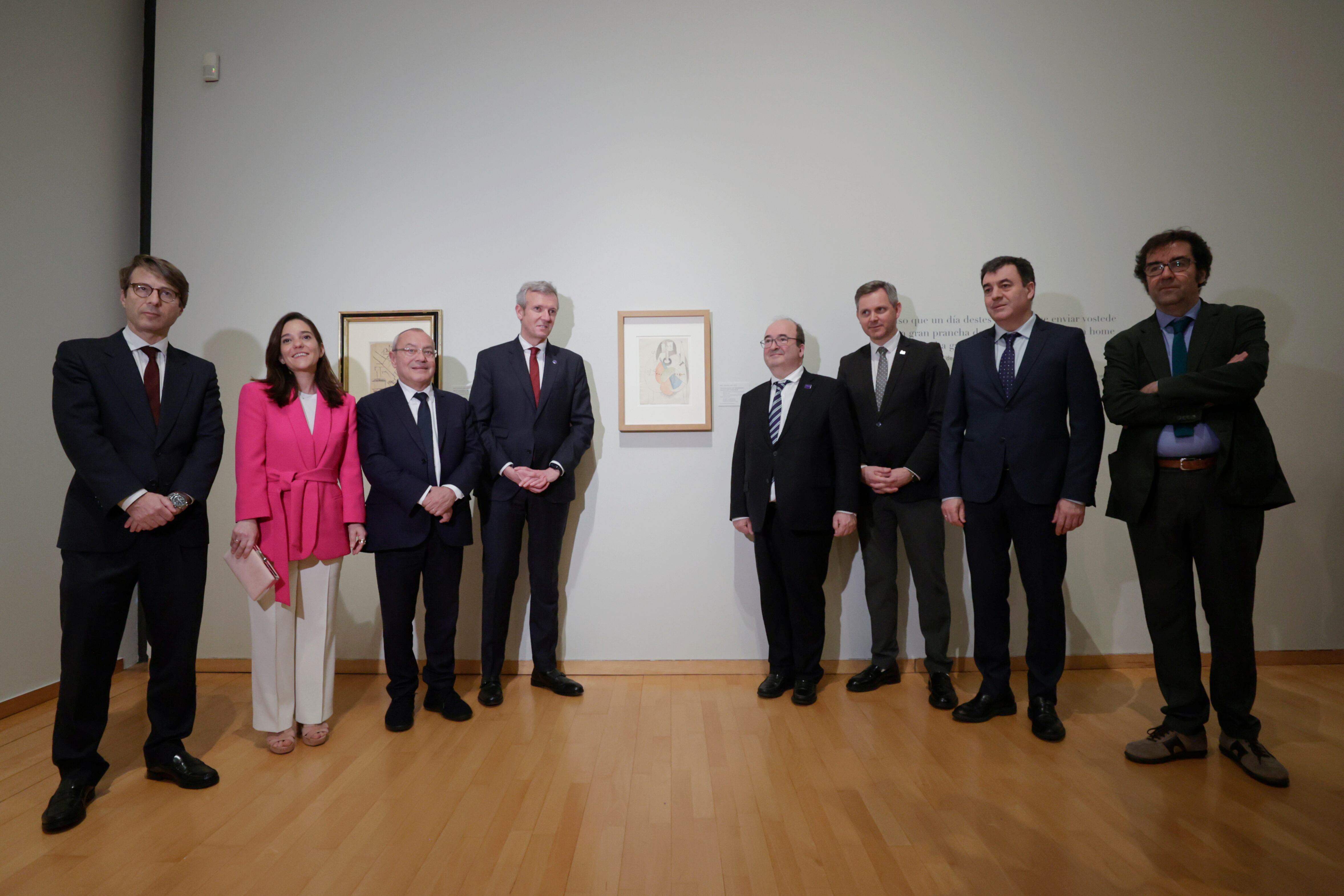 A CORUÑA, 23/03/2023.- El ministro de Cultura y Deporte, Miquel Iceta (4d), acompañado por el presidente de la Xunta de Galicia, Alfonso Rueda (4i), el conselleirp de Cultura, Román Rodríguez (2d), la alcaldesa de A Coruña, Inés Rey (2i), durante la inauguración de la exposición ?Picasso blanco en el recuerdo azul?, en la que han posado delante de la foto icónica de la muestra, &quot;Naturaleza muerta con instrumentos musicales sobre una mesa&quot;, pintada por el genial artista en París en otoño de 1914.