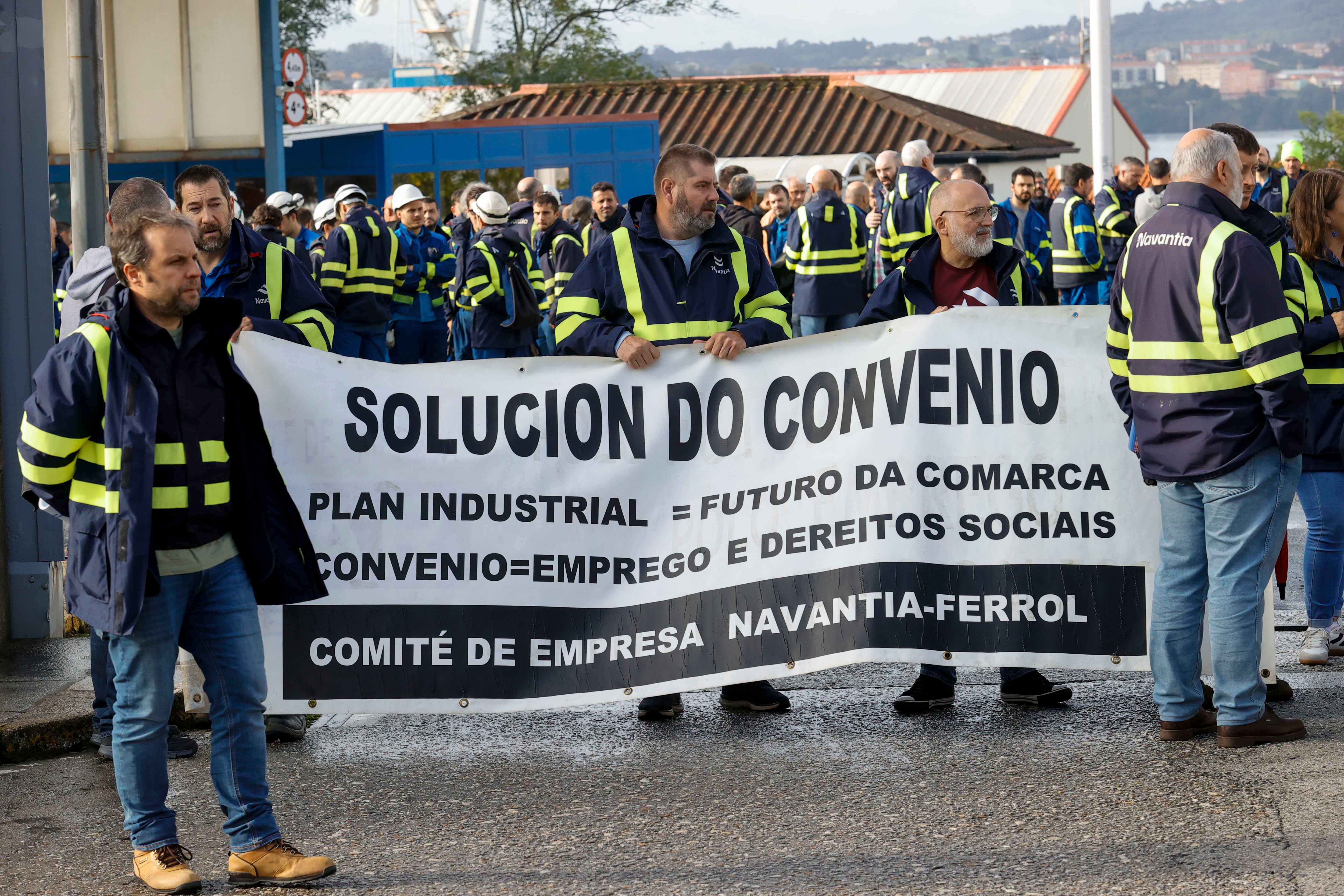 FERROL, 10/10/2024.- La plantilla de Navantia sale del astillero para manifestarse por las calles de la ciudad de Ferrol este jueves como parte de las movilizaciones para forzar la mejora del convenio de la empresa. EFE/ Kiko Delgado.