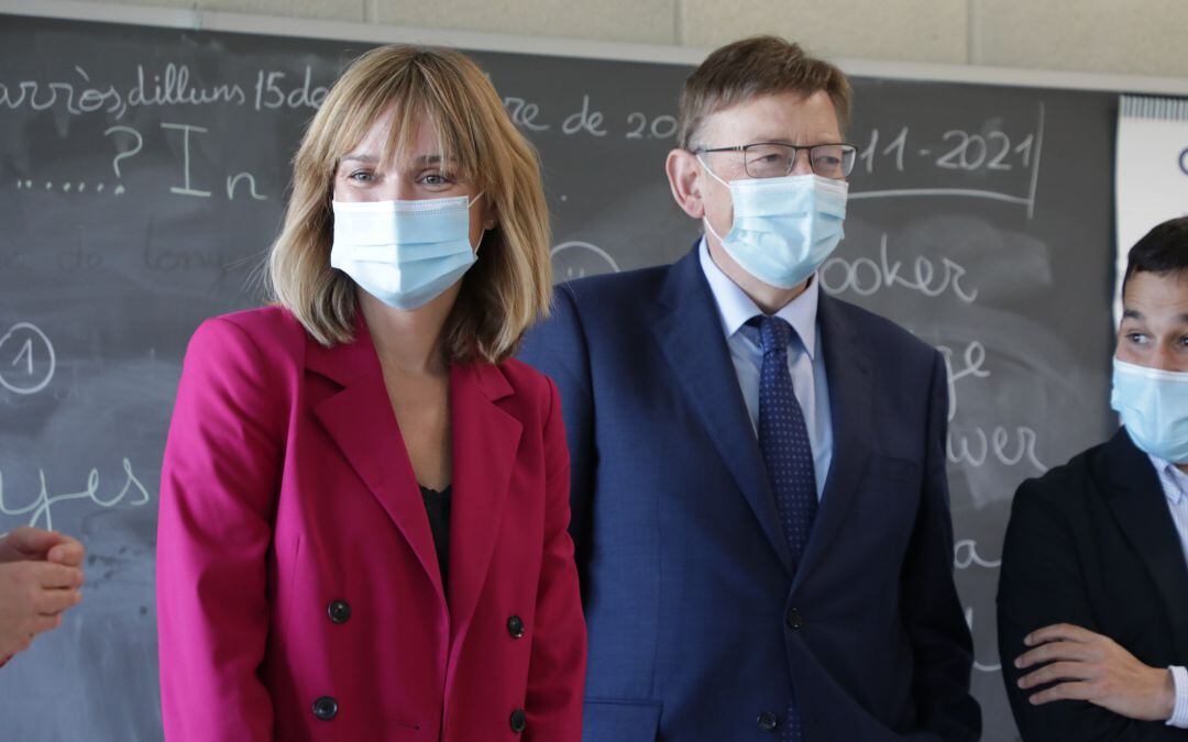 La ministra de Educación y Formación Profesional, Pilar Alegría, y el president de la Generalitat, Ximo Puig, visitando el Centro de Infantil, Primaria y ESO Francesc Carròs de la Font d&#039;En Carròs