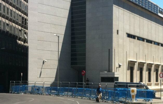 La entrada al Congreso de los Diputados está protegida desde la semana pasada por dos líneas de vayas.