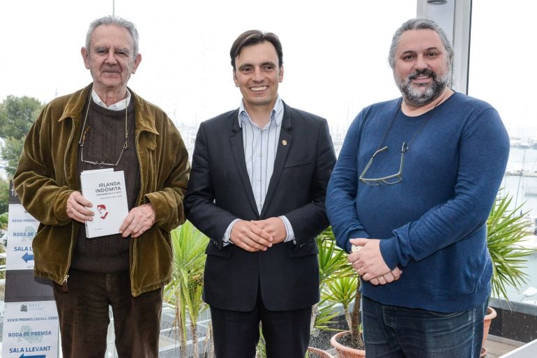 Màrius Sampere y Josep M. Jaumà, con el vicepresidente del Consell de Mallorca, Francesc Miralles.