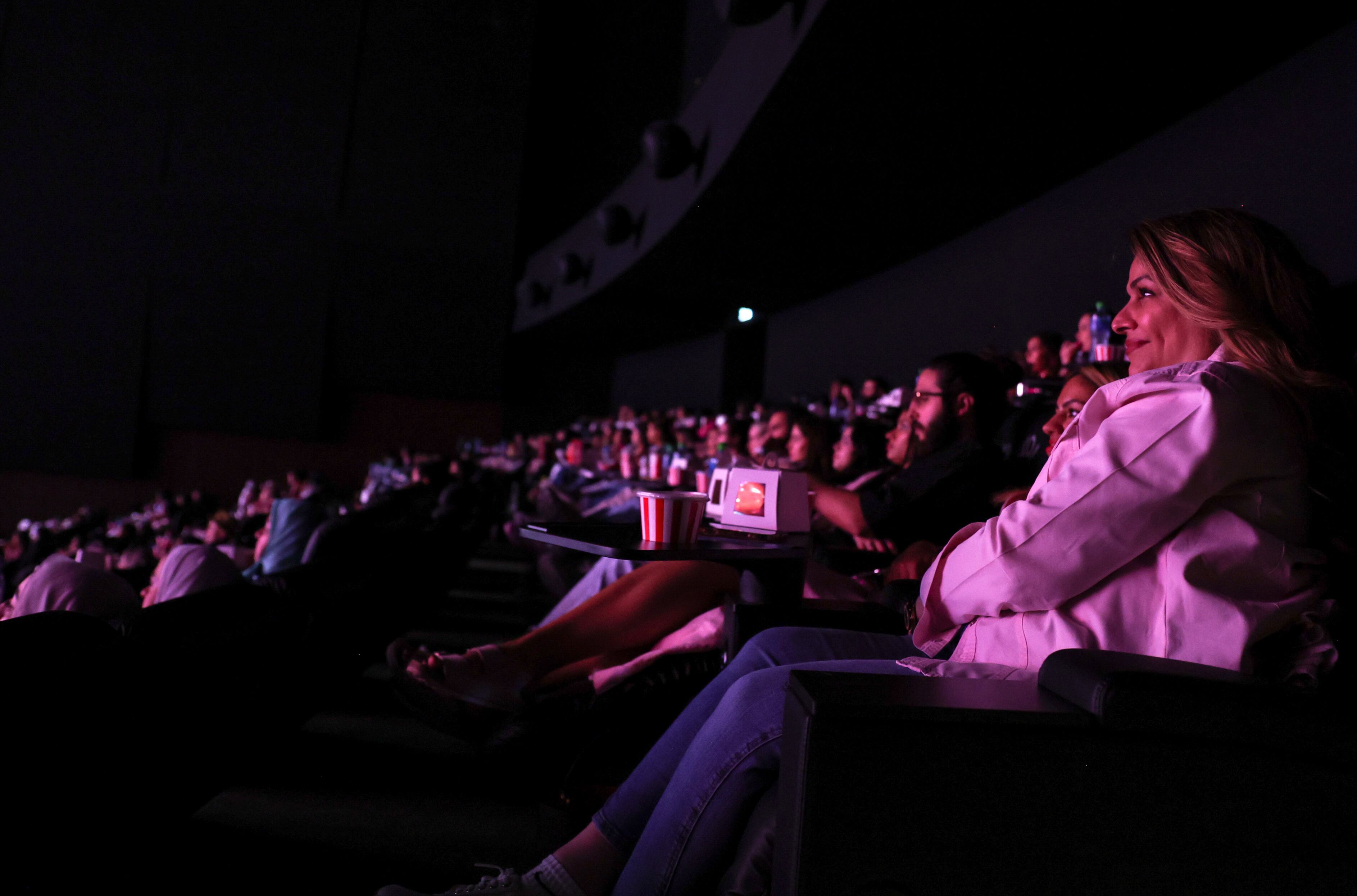 Gente viendo Barbie en el cine