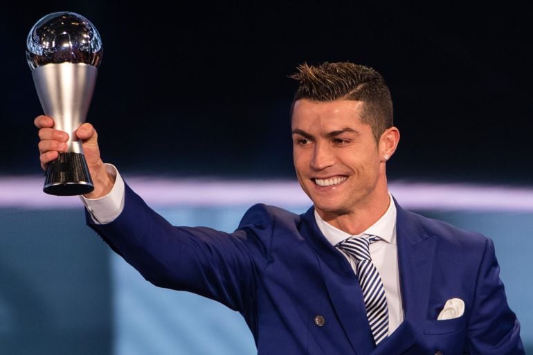 Cristiano Ronaldo levanta el trofeo &#039;The Best&#039; logrado este lunes en Suiza 