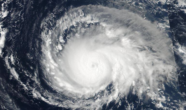 Fotografía cedida por la NASA el 05 de septiembre de 2017, que muestra una imagen adquirida por el satélite conjunto NASA  Suomi de la Asociación Nacional de Orbitación Polar (NPP) del huracán Irma cuando se acerca a las Islas Leeward al este de Puerto Ri