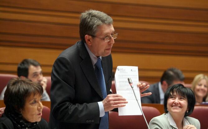 Jorge Félix Alonso interviene desde su escaño en un pleno de las Cortes de Castilla y León