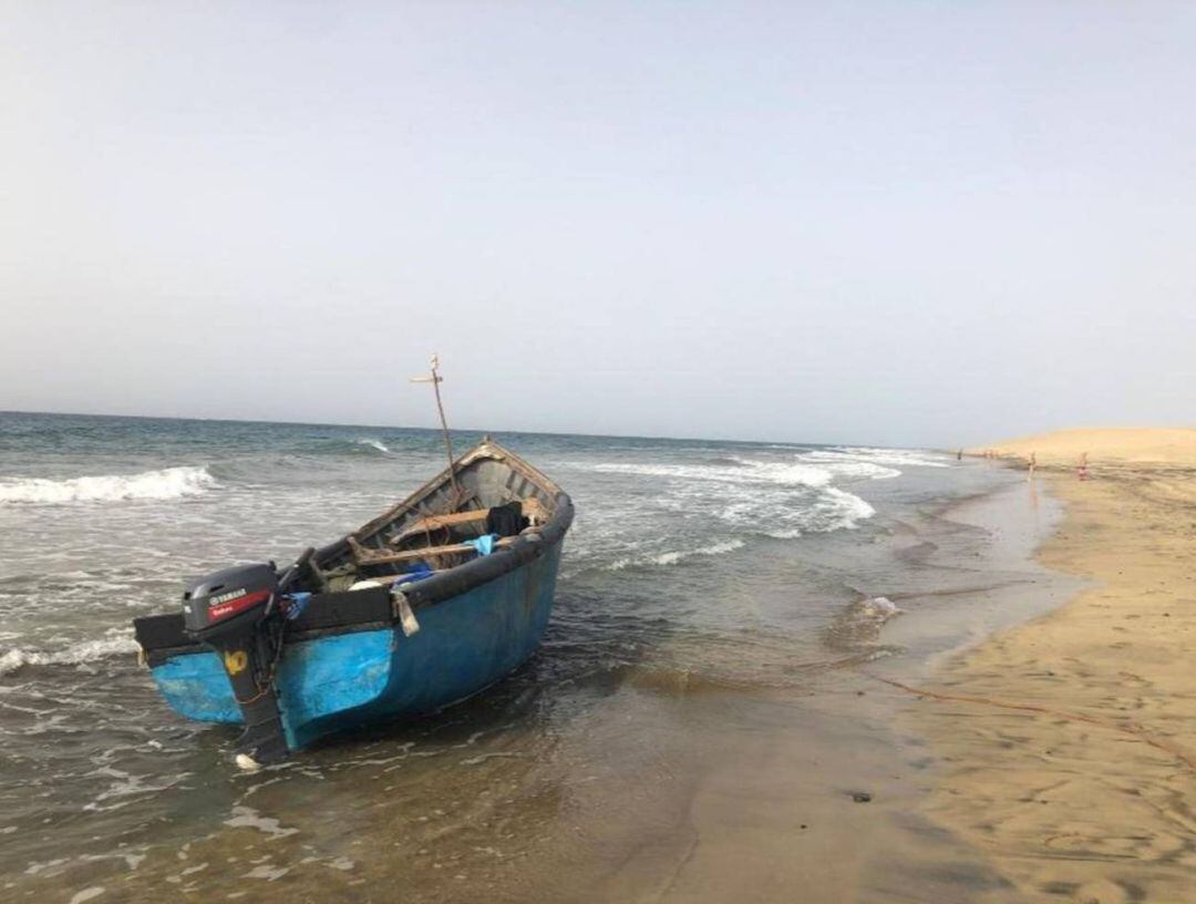 Patera vacía llegada a la playa de Maspalomas (Gran Canaria)