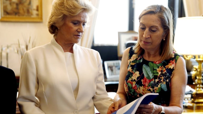 La defensora del Pueblo, Soledad Becerril (i) entrega a la presidenta del Congreso de los Diputados, Ana Pastor (d), un balance de sus cinco años de mandato, este martes en Madrid.