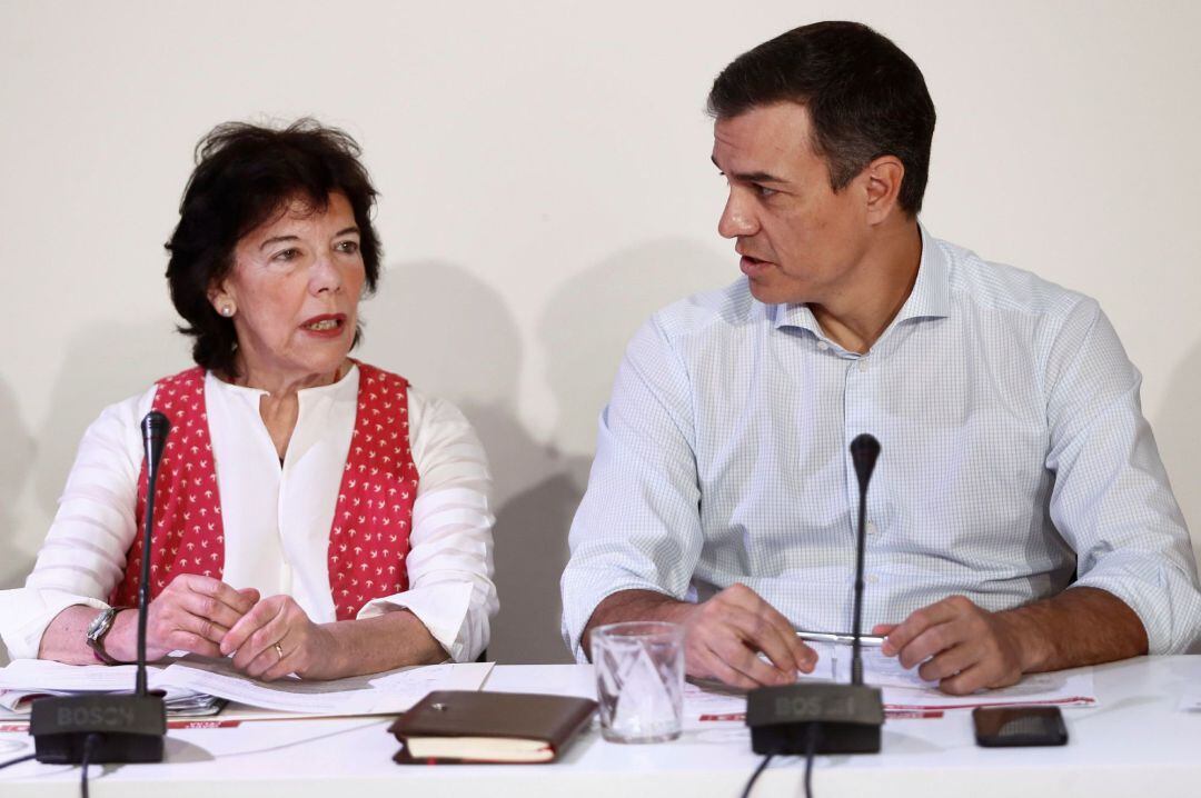 El presidente del gobierno en funciones Pedro Sánchez, y la ministra de Educación Isabel Celaá, durante su reunión con organizaciones del tercer sector, de la comunidad educativa y de la España despoblada, esta mañana en Madrid.