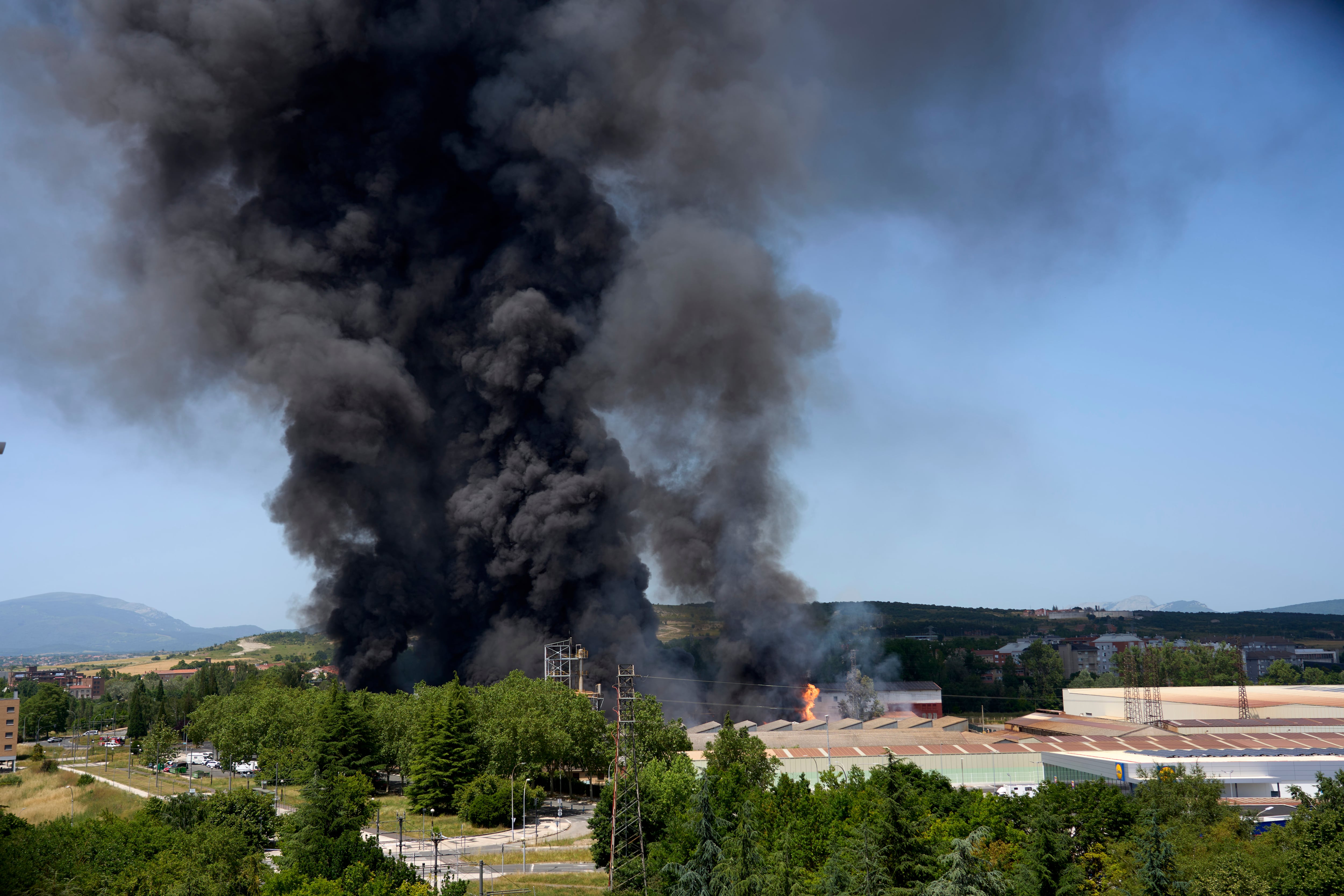 VITORIA, 20/06/2025.-Un incendio ocurrido este viernes en la fábrica del productos de higiene personal LEA, en Vitoria, ha causado llamaradas de varios metros de altura y una densa columna de humo negro que es visible desde toda la ciudad. Las empresas colindantes a la fábrica incendiada, ubicada en el polígono industrial de Gamarra, han sido desalojadas ante las dimensiones del incendio que ha tenido lugar a las 13.45 horas y no ha causado heridos. EFE/ L.Rico