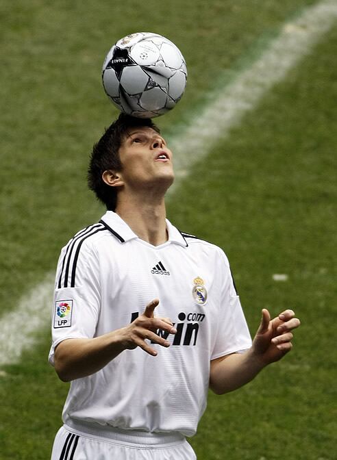 El holandés da sus primeros toques al balón enfundado en la camiseta del Real Madrid.