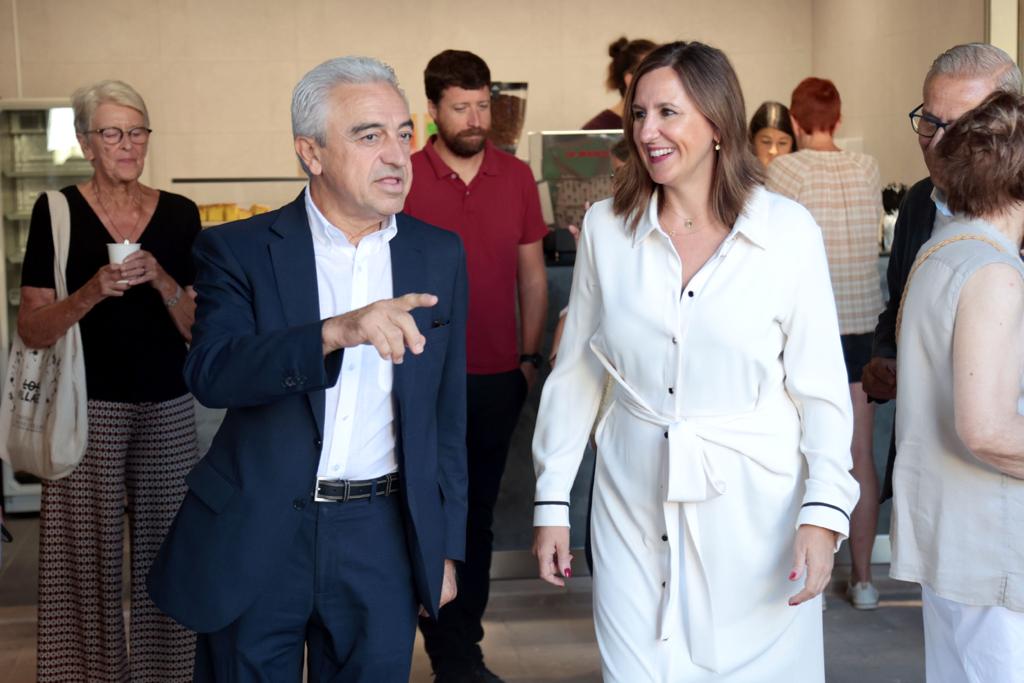 La alcaldesa de València, María José Catalá, durante su visita al reformado mercado del Grau