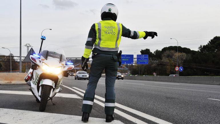 Una de las patrullas de tráfico de la Guardia Civil actuando en la autopista