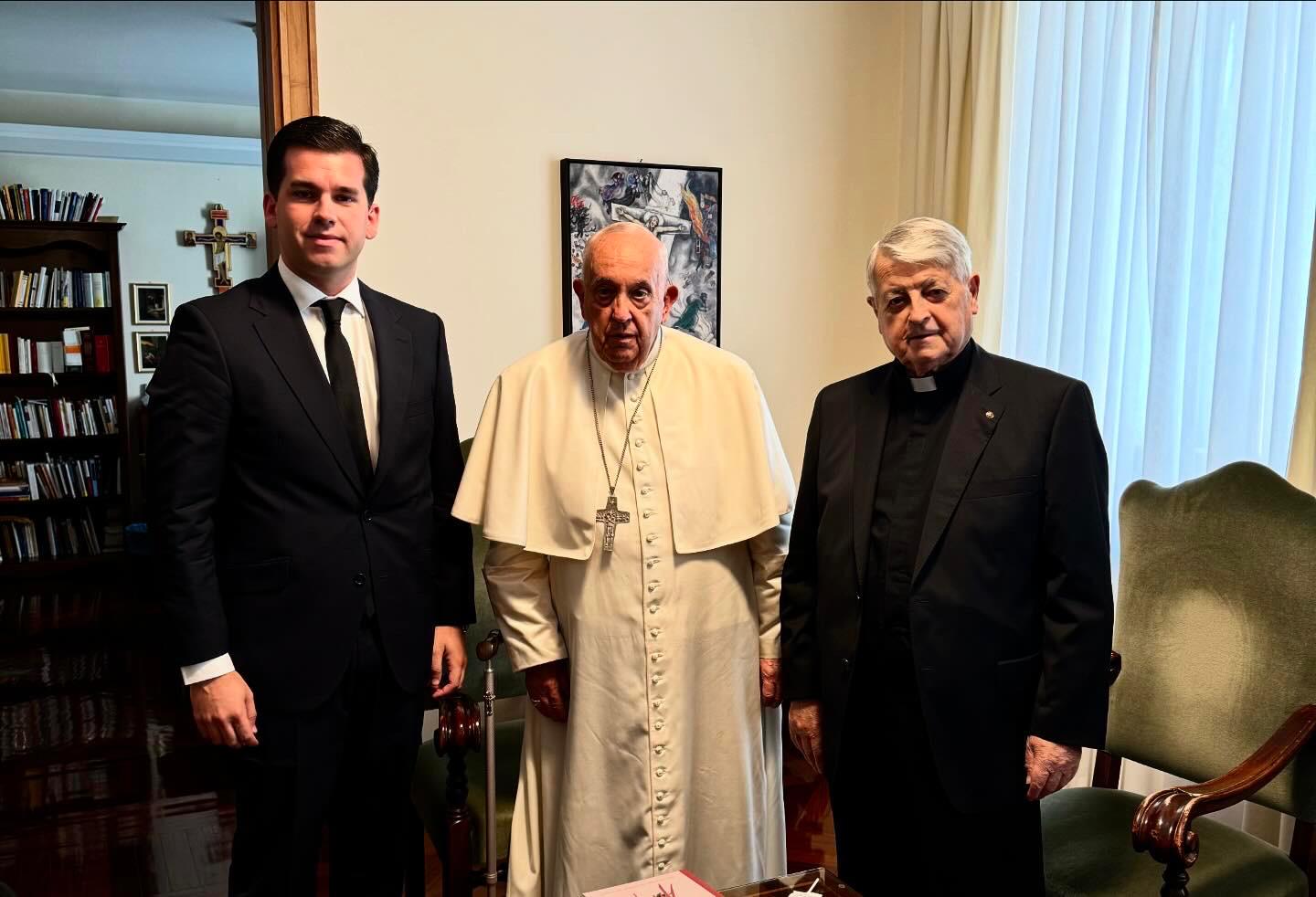 Luis de Lezama, junto al Papa Francisco y su secretario Juan Carlos Antón