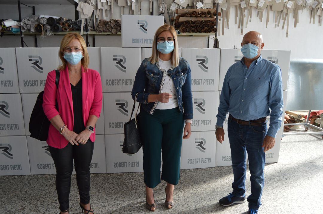 Recepción de las mascarillas por parte de las autoridades de Petrer