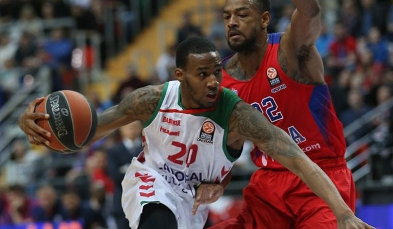 Darius Adams defendido por Higgins en el Megasport Arena de Moscú.