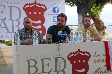 Momento de la intervención del alcalde, Juan Francisco Serrano, acompañado de los concejales