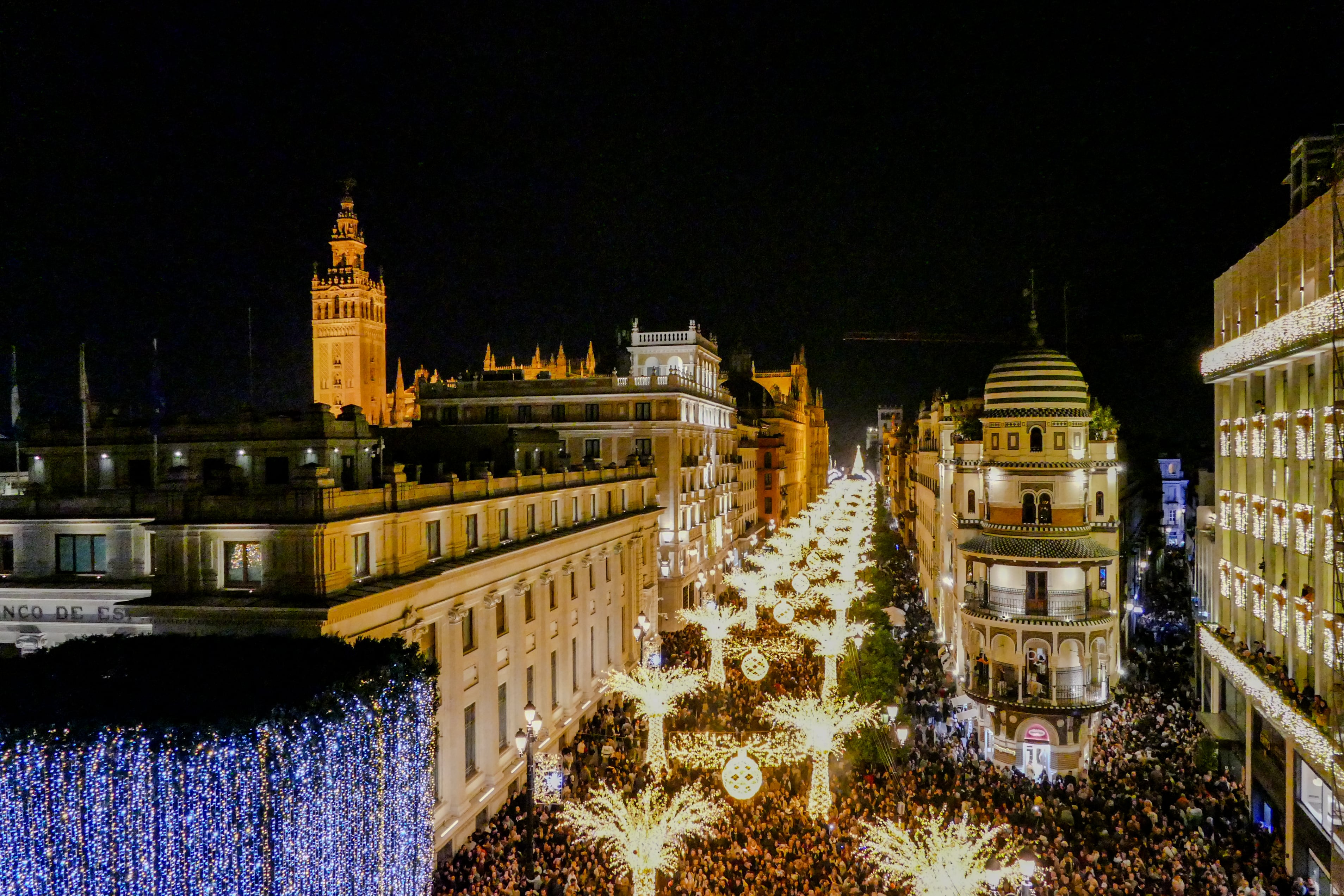 SEVILLA, 29/11/2025.- 'El camino que lleva a Sevilla' es el lema con el que la capital hispalense ha dado esta tarde la bienvenida a la Navidad con el que es el mayor encendido de su historia con 9 millones de luces leds en 304 calles, plazas y avenidas (10 más que en 2024). EFE/ David Arjona