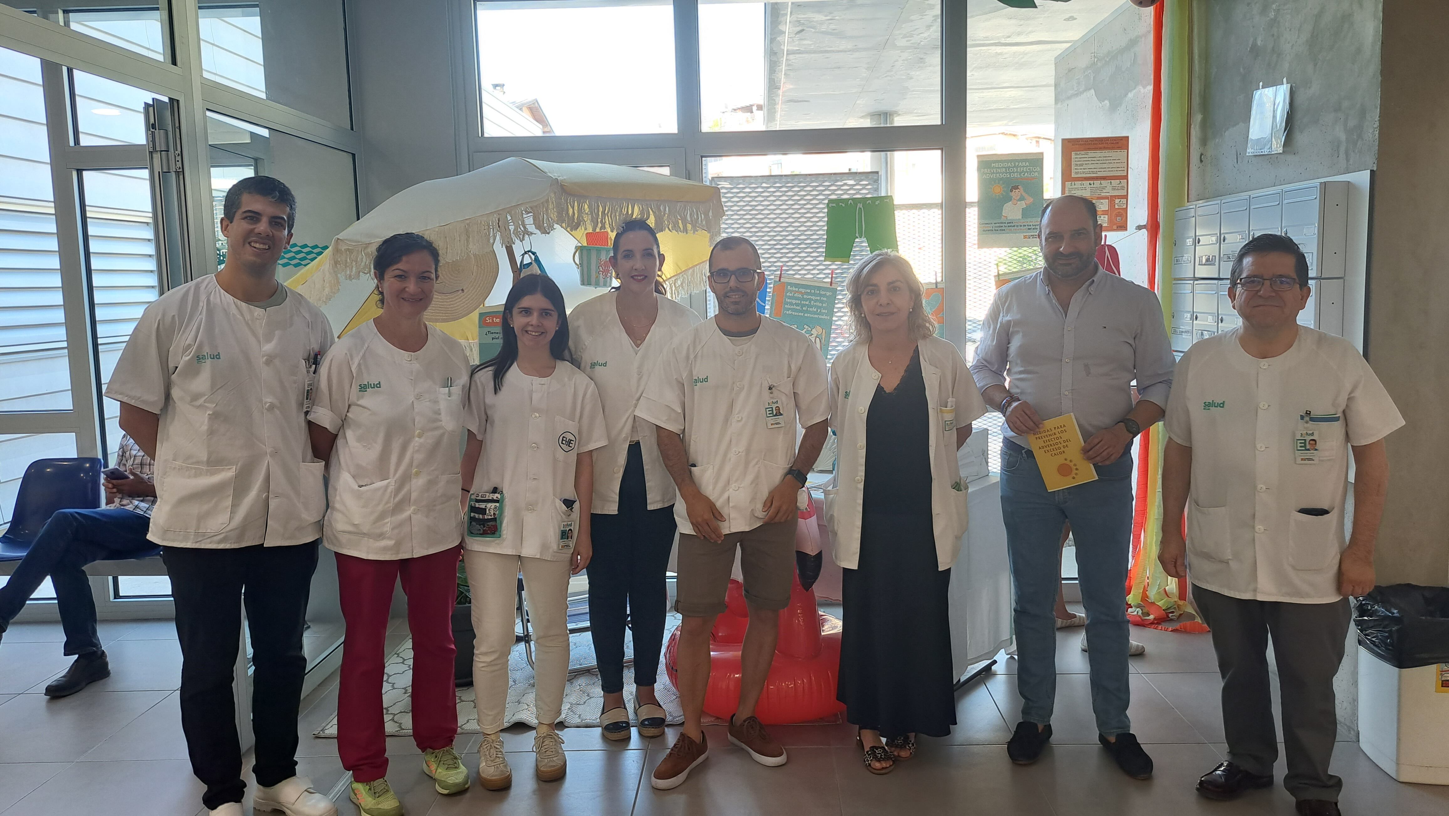 El personal sanitario del Centro de salud y Fernando Torres junto a la mesa informativa.