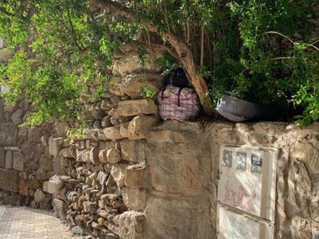 Los muros más bajos de la Alcazaba son uno de los lugares que los indigentes utilizan para esconder sus pertenencias