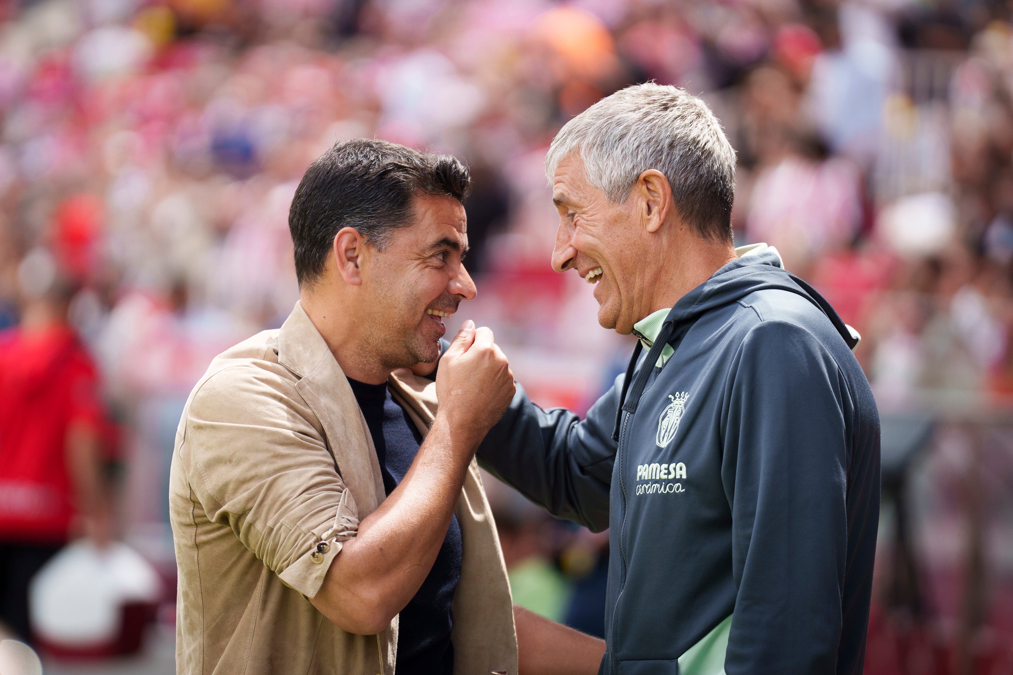 GIRONA, 20/05/2023.- El entrenador del Girona, Míchel (i), saluda al del Villarreal, Quique Setién (d), durante el partido de LaLiga Santander de la jornada 35 en el estadio municipal de Montilivi. EFE/David Borrat
