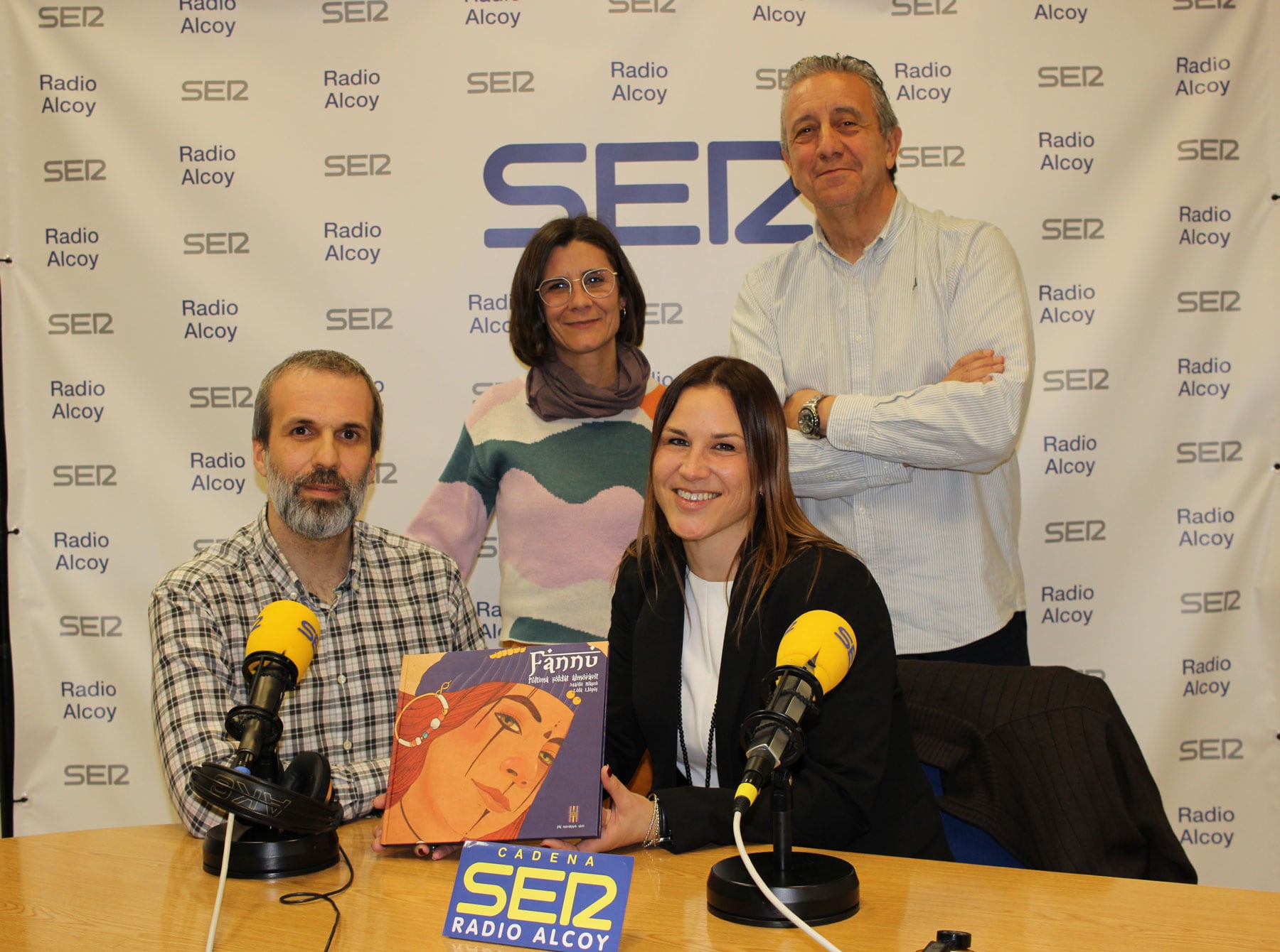 Ana Gisbert, junt al seu home, Cristian Cortés, al primer tro dels Marrakesch, Fernando Mira, i a Tania Aznar, una de les impulsores de la publicació, en l&#039;estudi central de Radio Alcoy