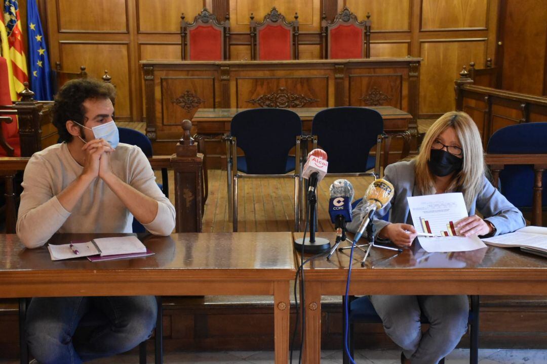 Cristian Santiago, portavoz de Podem, y Vanesa Moltó, edil de Hacienda, en la rueda de prensa en que han presentado las propuestas de tasas.