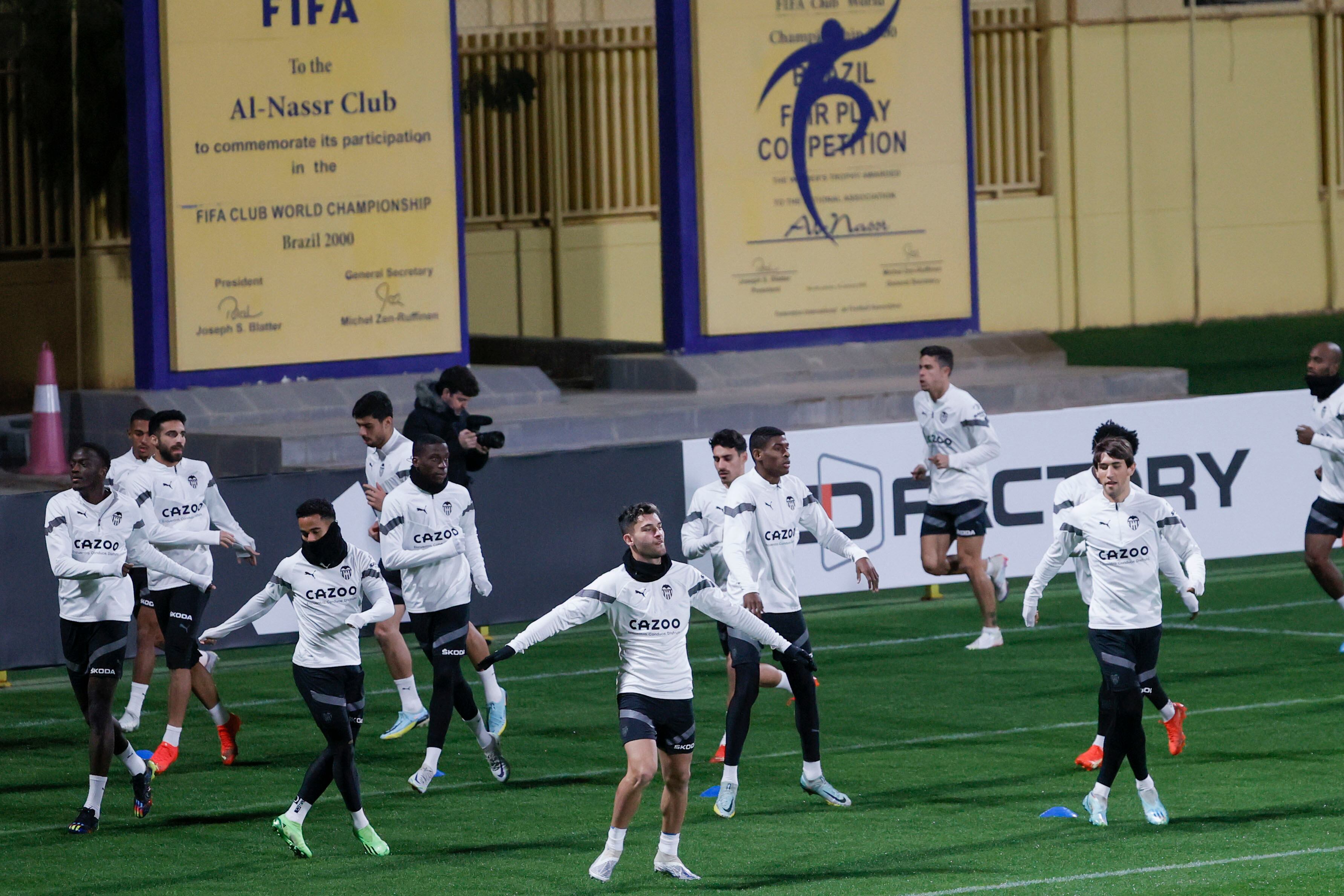 RIAD (ARABIA SAUDÍ), 10/01/2023.- Los jugadores del Valencia participan en el entrenamiento de este martes en las instalaciones deportivas Al Nassr FC, en Riad, Arabia Saudí, en la víspera del encuentro de semifinales de la Supercopa de España ante el Real Madrid en el Estadio Internacional Rey Fahd. EFE/ Juan Carlos Cárdenas
