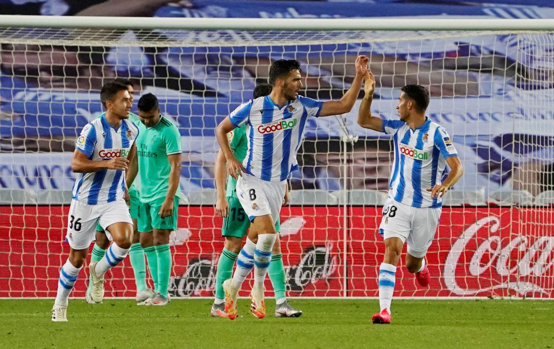 Mikel Merino celebra con Roberto López el gol que marcó al Real Madrid