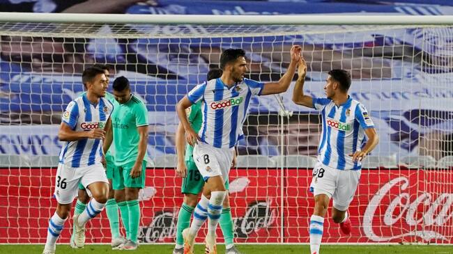 Mikel Merino celebra con Roberto López el gol que marcó al Real Madrid