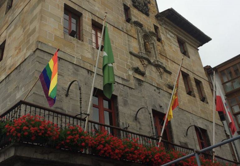 La balconada del Consistorio luce una bandera como símbolo de este día.