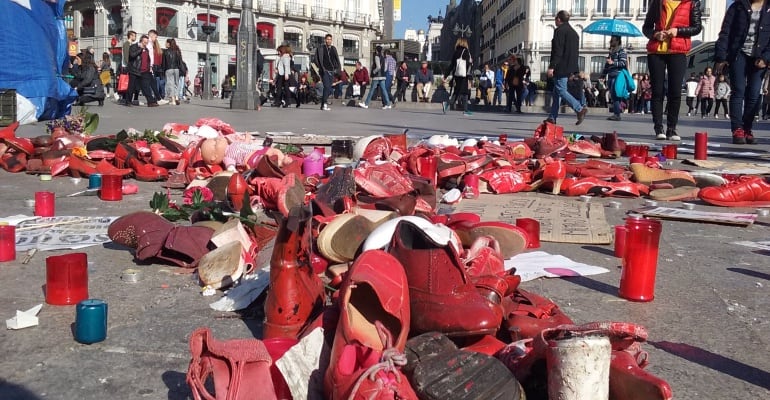 Zapatos rojos y velas en memoria de las mujeres asesinadas por el machismo.