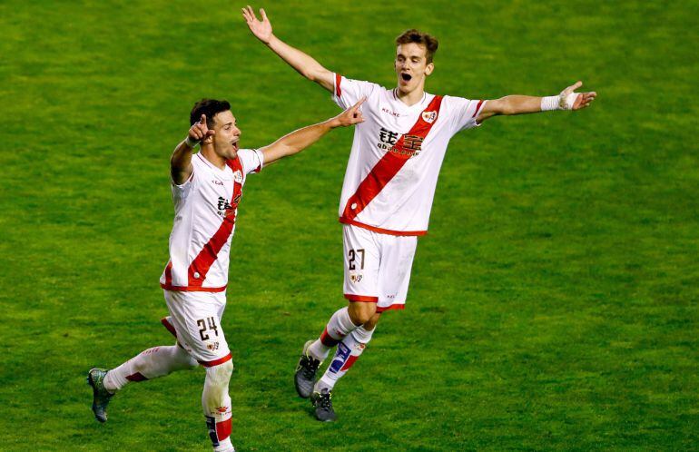 El delantero del Rayo Vallecano, Javi Guerra, celebra su gol