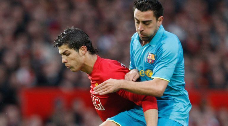 Xavi Hernández, en un partido entre el Barcelona y el United, en el que militaba Cristiano Ronaldo, en abril de 2008.