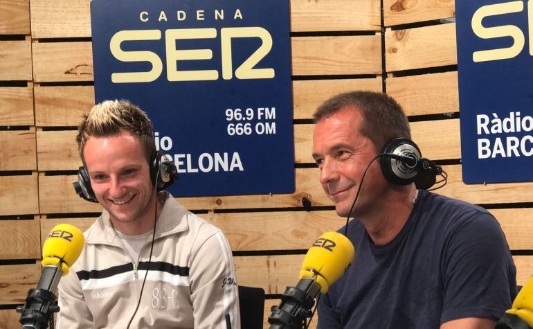 Ivan Rakitic, junto a Manu Carreño en los estudios de Radio Barcelona de la Cadena SER