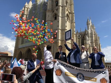 Momento en el que el juez del Guinness acreditaba el récord