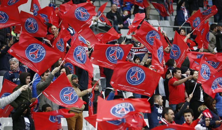 . Paris (France), 11/04/2015.- Paris Saint Germain supporters wave flags before the Coupe de la Ligue final match between Paris Saint Germain (PSG) and SC Bastia, at the Stade de France in Saint-Denis, outside Paris, France, 11 April 2015. (Francia) EFE/EPA/IAN LANGSDON