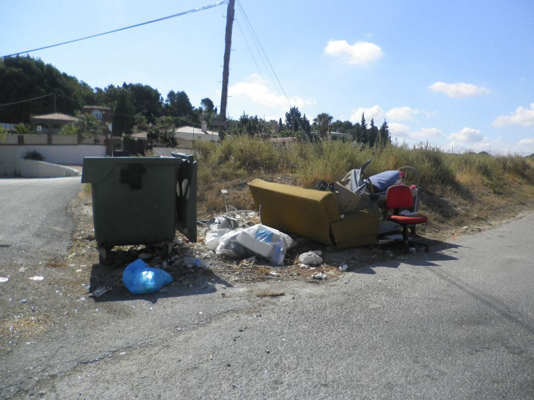 Enseres abandonados en Petrer 