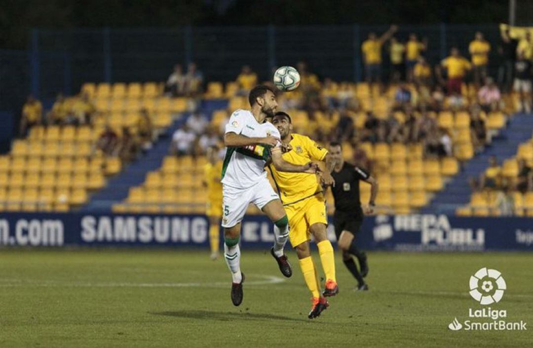 Gonzalo Verdú toca el balón de cabeza ante un jugador del Alcorcón