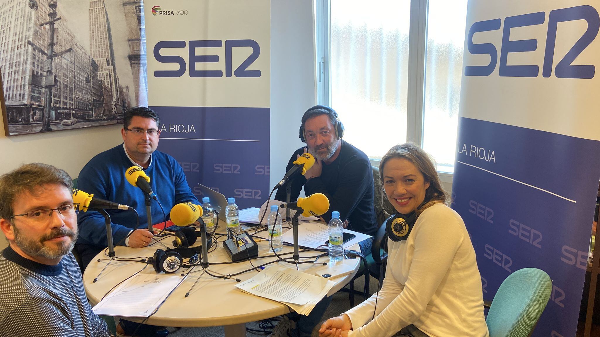 Enrique San Román, concejal de Villamediana de Iregua y Sergio Martínez, alcalde de Torrecilla en Cameros, junto al periodista Jorge Gómez y la directora general de Fondos Europeos, Cristina Peña.