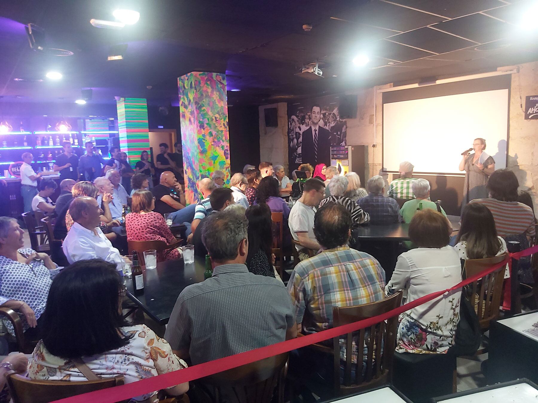 Imagen general del inicio del acto de Guanyar Alcoi presentado por la actriz Rosanna Espinós