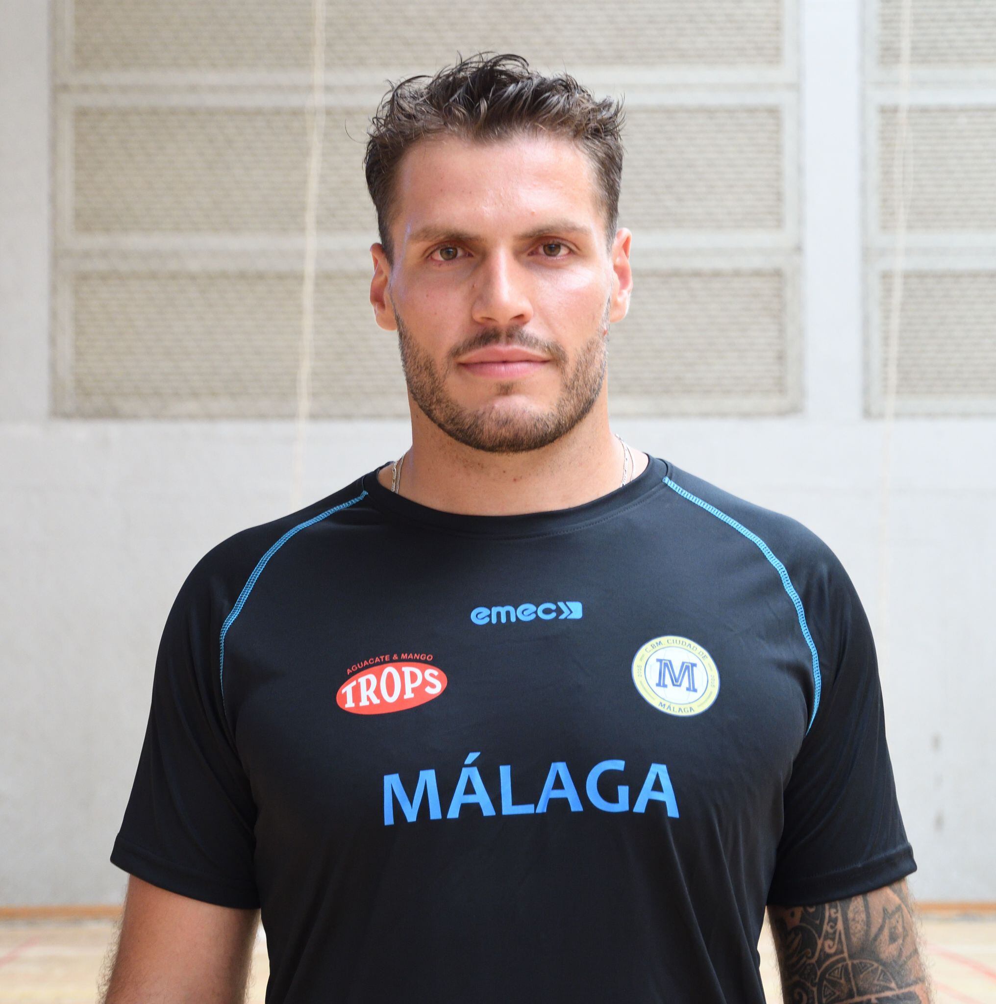 Pedro Martins con la ropa del Trops Málaga