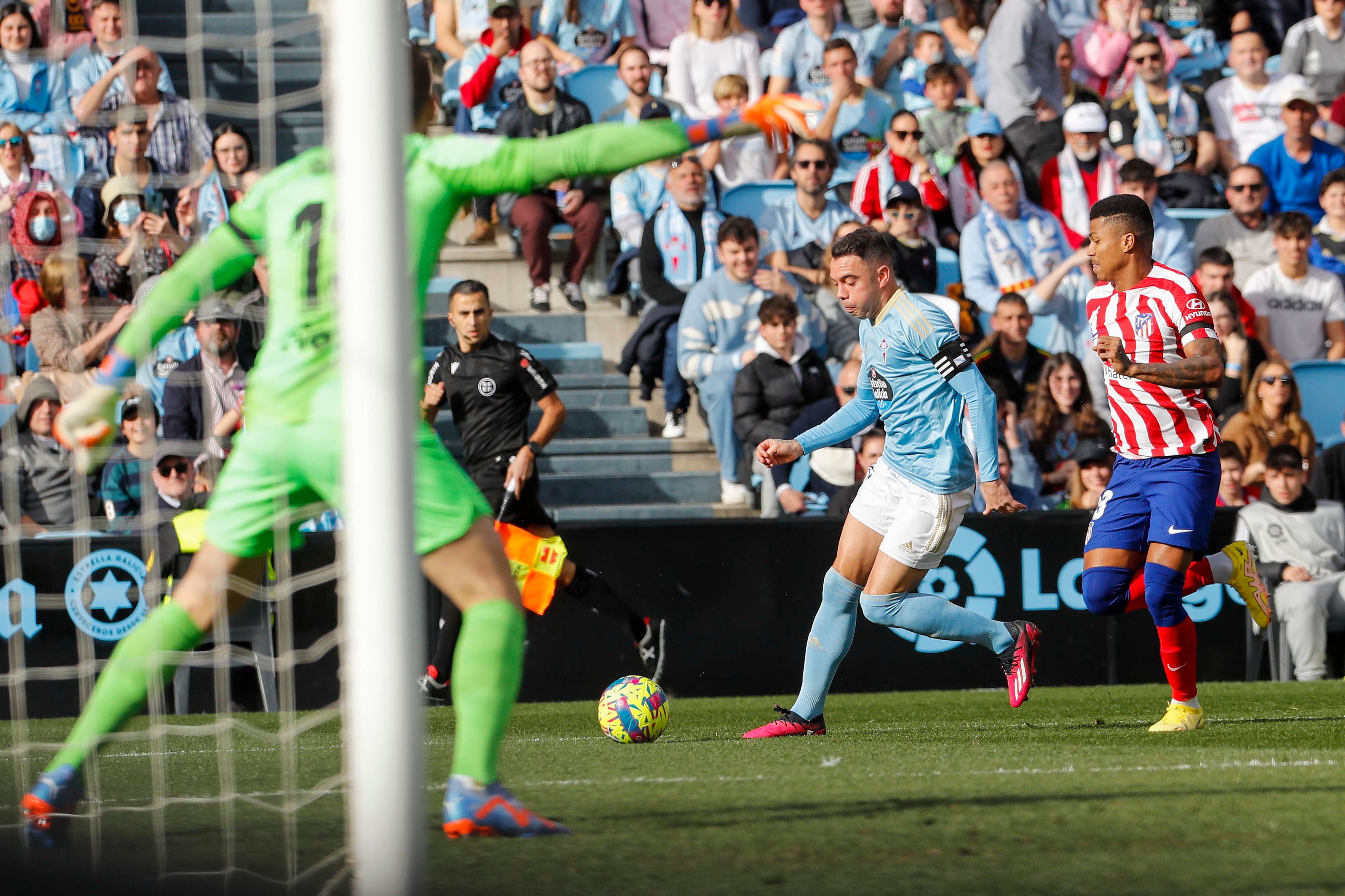 VIGO (PONTEVEDRA), 12/02/2023.- El defensa mozambiqueño del Atlético de Madrid Reinildo Mandava (d), disputa un balón con el delantero del Celta de Vigo Iago Aspas (c), durante el partido correspondiente a la Jornada 21 de LaLiga Santander que enfrenta a ambos equipos este domingo en el Estadio de Abanca Balaídos de Vigo (Galicia). EFE/ Salvador Sas
