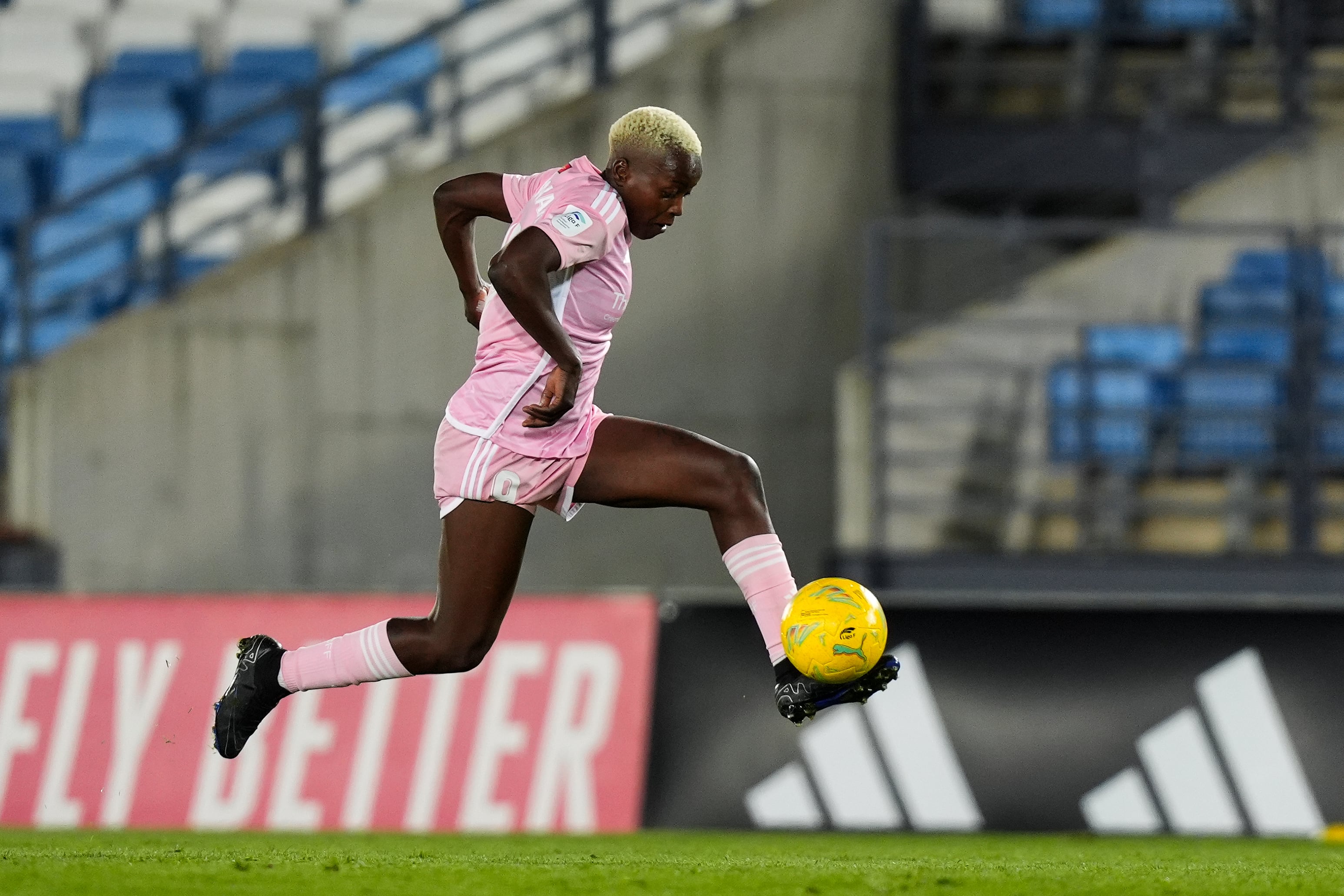 Rachael Kundananji controla un balón en un partido con el Madrid CFF en su etapa en Liga F