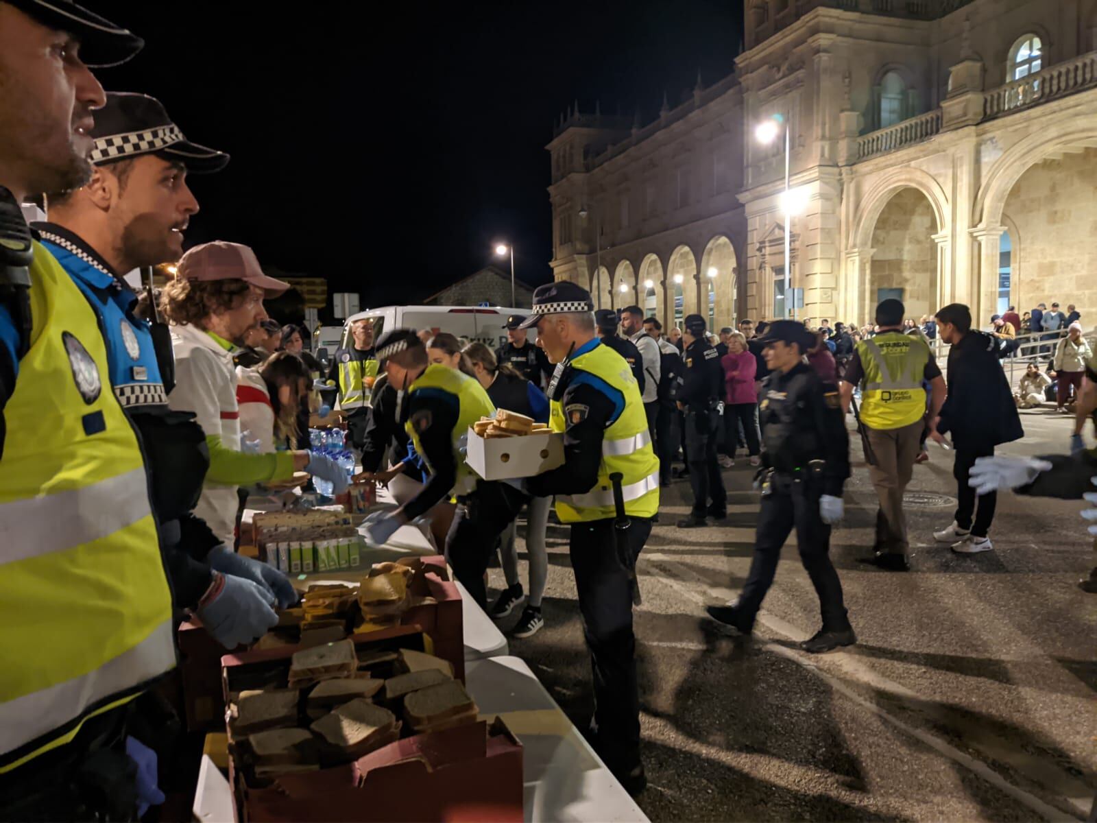 Cruz Roja asiste a los pasajeros tirados en la Estación de Tren de Zamora